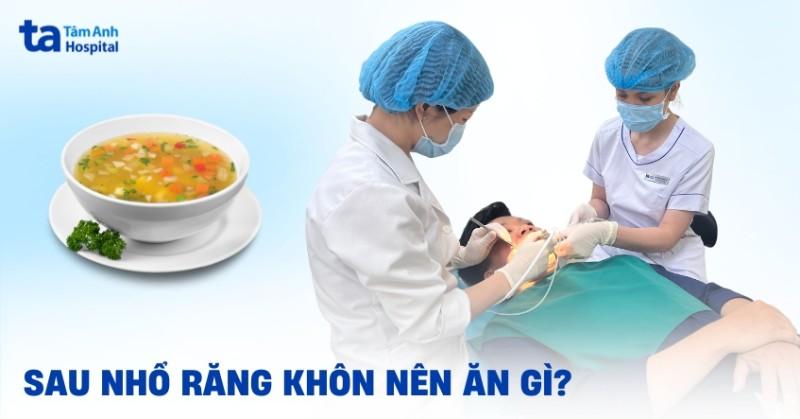 Sử dụng túi đá lạnh để giảm sưng sau khi nhổ răng khôn
